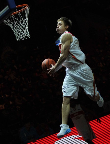 欧冠红黑榜：格纳布里领衔红榜，亚马尔、伊萨克进入黑榜（欧冠红黑榜出炉：格纳布里登顶红榜，亚马尔、伊萨克上黑榜）