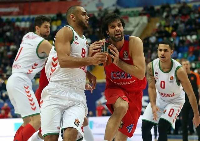 赛季首发阵容曝光 球迷热议（新赛季首发名单出炉 引发球迷热议）