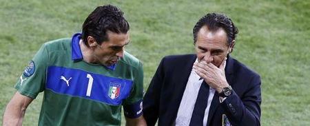 欧冠半场：阿纳别科夫屡送神扑，凯拉特0-0奥林匹亚科斯（欧冠半场：阿纳别科夫高接低挡，凯拉特与奥林匹亚科斯互交白卷）