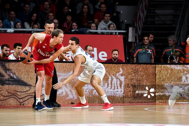 圆梦，在山顶解说解放者杯的男孩获邀与专业解说一起解说秘鲁甲（山巅解说走红后，解放者杯男孩受邀与专业解说同台解说秘鲁甲）