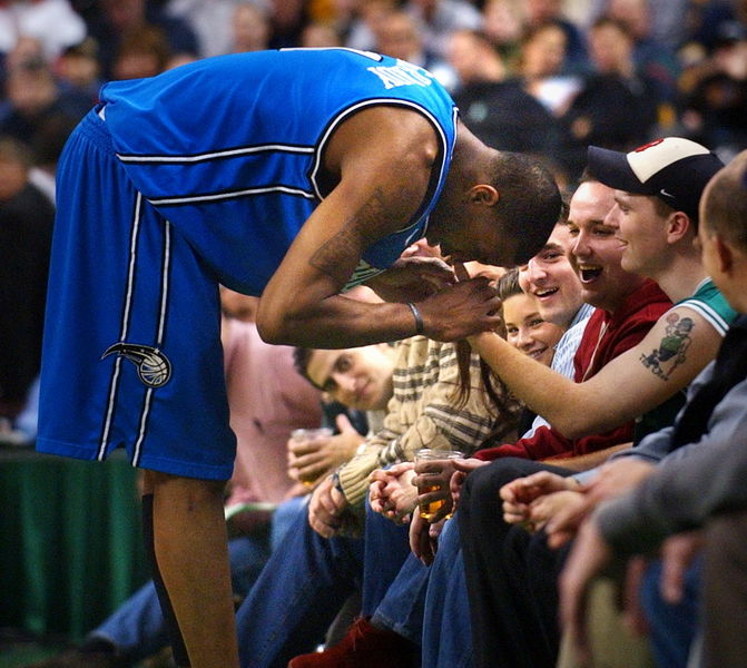 马尔卡宁持续得分表演，半场17分扛起进攻大旗（马尔卡宁手感火热，半场17分领衔进攻）