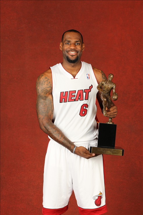 刘璇陪5岁女儿练体操，手持长棍严厉还疲惫，住300平豪宅又大又乱（刘璇陪5岁女儿练体操，手持长杆严厉带训显疲态，300平豪宅宽敞却杂乱）