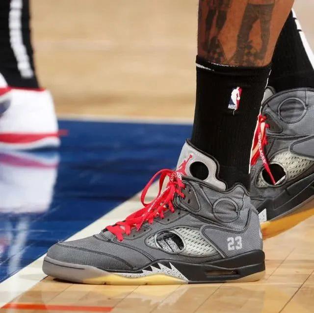 中距离投篮精准，得分效率高（中投稳定命中，得分效率出众）