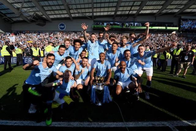 内马尔在桑托斯关键比赛中上演帽子戏法，助球队保级成功，展现坚韧与决心。（内马尔关键战戴帽护航桑托斯保级，尽显坚韧与决心）