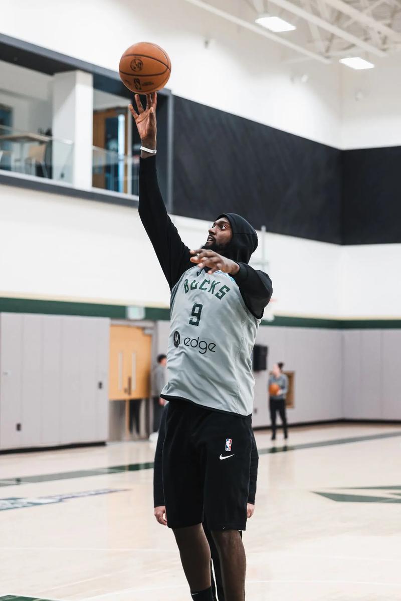 巴里·布朗在比赛的半场阶段展现出了惊人的实力，他的高效表现成为了球队的一大亮点。（巴里·布朗半场爆发，高效发挥成球队最大亮点）