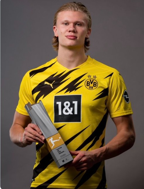 前锋突破造点，射门造成点球机会（前锋突入禁区造点，射门逼出点球）