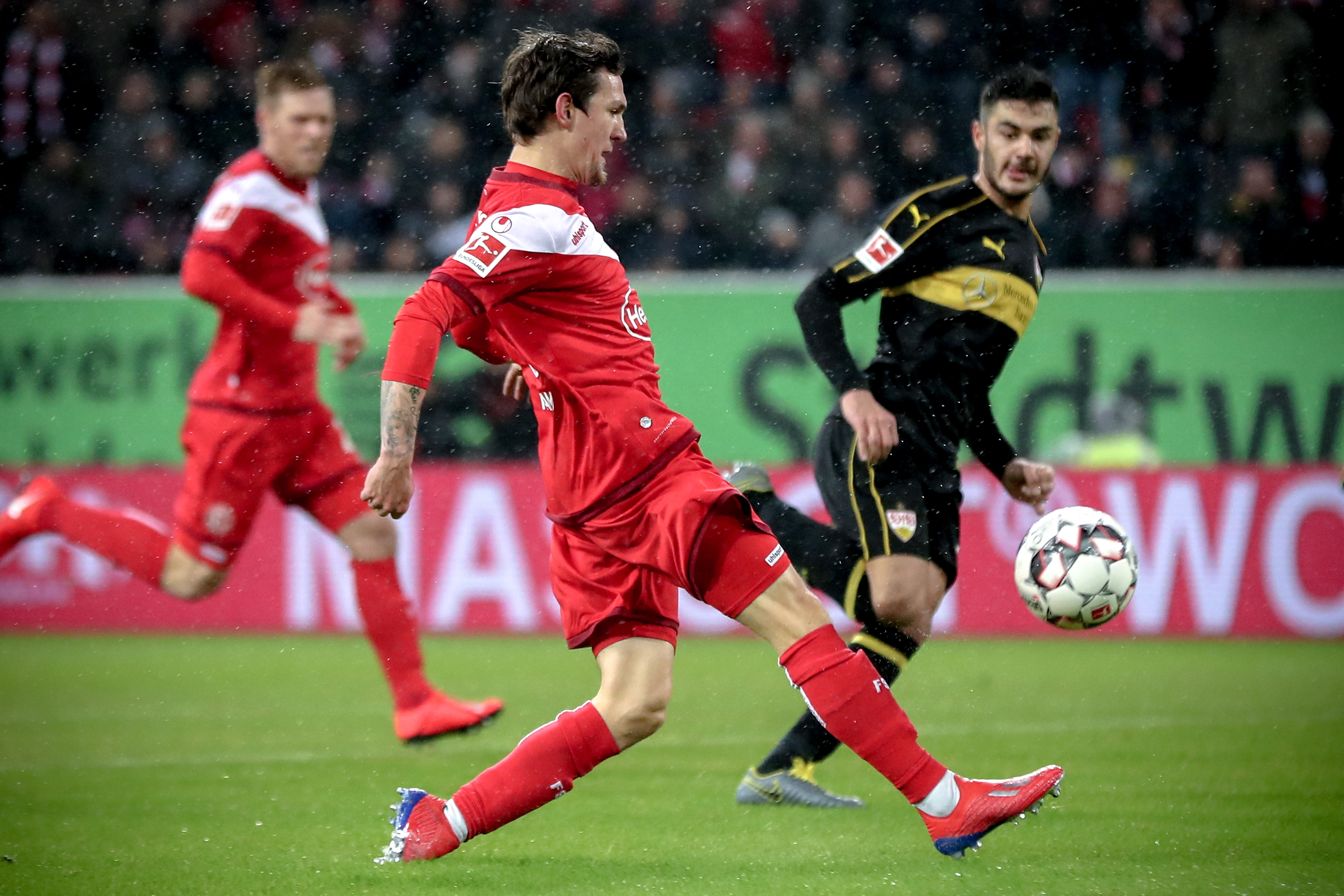 英媒：曼联拟定了约10人的引援名单，大部分来自其他联赛（英媒：曼联已拟定近10人引援清单，多数来自英超以外的联赛）