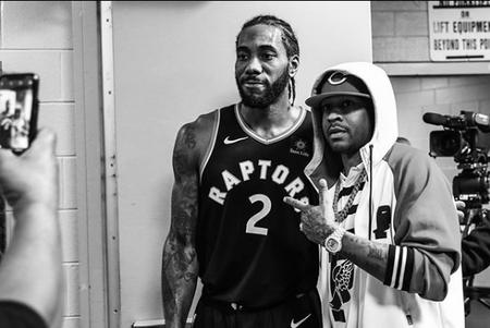 门将扑出关键点球，球迷热议（门将神扑化解点球，球迷掀起热议）