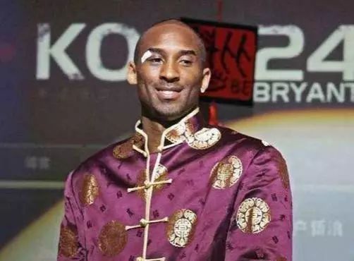 马刺客场115-102击败开拓者，福克斯37分带队取胜，展现全面实力。（马刺115-102客场击退开拓者，福克斯轰37分领军取胜，全面实力尽显）